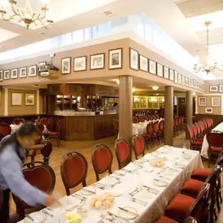 The Lansdowne Hotel 
